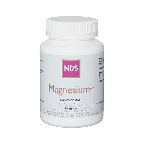 Oplev det essentielle NDS Magnesium+ - 90 kapsler fra NDS Vitamin, et mineral-kosttilskud der kombinerer magnesium, zink og vitamin B6 for at støtte dit velbefindende. Magnesium bidrager til normal funktion af muskler og nerver, mens zink er vigtigt for immunforsvaret. Vitamin B6 spiller en central rolle i energiproduktionen og hjælper med at reducere træthed. Med 45 mg magnesium per kapsel får du en effektiv dosis, der fremmer en sund livsstil.

**Hovedegenskaber:**
- Indeholder magnesium, zink og vitamin B6
- Støtter muskelfunktion og nerveaktivitet
- Bidrager til immunsystemets normale funktion
- Hjælper med at reducere træthed og udmattelse
- Formuleringen er målrettet mod optimal optagelse
- Praktisk kapseldosis til daglig brug