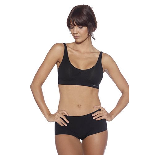 Oplev enestående komfort med Boody Padded Shaper Crop Bra i sort størrelse L. Denne fantastiske sømfri BH er designet til at give støtte og forme din silhuet på en naturlig måde. Den er lavet af 80% viskose af økologisk bambus, hvilket gør den blød mod huden og perfekt til både hverdag og afslapning. Med et brystmål på 102 cm tilføjer den elegance og funktionalitet til dit lingeri. Vælg bæredygtighed uden at gå på kompromis med stilen.

**Hovedegenskaber:**
- Sømfri design for optimal komfort.
- 80% økologisk bambusviskose, blød og åndbar.
- Indlæg for ekstra støtte og form.
- Elegant sort farve, der passer til enhver garderobe.
- Ideel til daglig brug og afslapning.
- Størrelse L passer til brystmål på 102 cm.