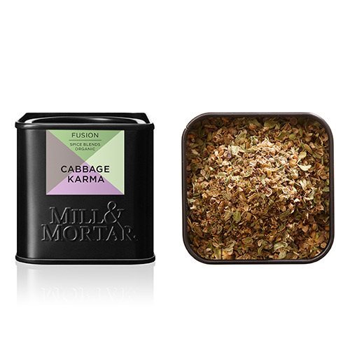 Oplev den boblende smag af Mill & Mortar Cabbage Karma Ø - 50 g, en økologisk krydderiblanding, der er perfekt til at forvandle dine kålretter og grøntsager til en uforglemmelig kulinarisk oplevelse. Denne nøje sammensatte blanding er ideel til at give din coleslaw, salatdressing eller supper et friskt pift. Når den drysses over brød eller bruges i stuvninger, skaber den en uimodståelig smagsdybde og giver dine retter et sundt twist. Gør dine måltider både lækre og inspirerende!

**Hovedegenskaber:**
- Økologisk krydderiblanding
- Ideel til kål og grøntsager
- Perfekt til coleslaw og salatdressing
- Forbedrer smagen af supper og stuvninger
- Velegnet som drys på brød
- Giver retterne en sund og lækker dimension