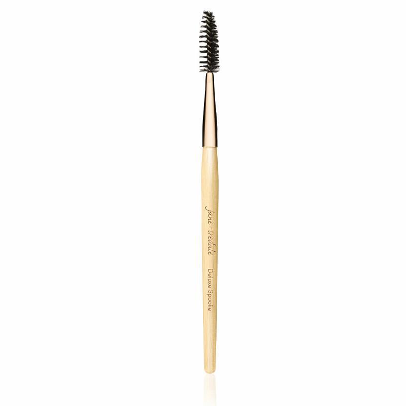 Oplev den uovertrufne kvalitet med Jane Iredale Brushes Deluxe Spoolie, der er ideel til præcist at forme og definere dine øjenvipper og bryn. Denne elegante spoolie-børste er perfekt til at rede og style, så du får det maksimale ud af din makeup. Med sit komfortable greb og bløde børstehår opnår du let et professionelt look derhjemme. Gør dine bryn og vipper til dine bedste ansigtstræk.

**Egenskaber og fordele:**
- Præcisionsdesign til bryn og vipper
- Bløde børstehår for skånsom styling
- Ergonomisk greb for nem anvendelse
- Ideel til både dag- og aftenlook
- Høj kvalitet fra Jane Iredale
- Let at rengøre og vedligeholde