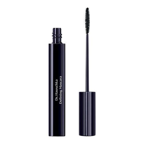 Dr. Hauschka Defining Mascara 01 Black giver dig et naturligt og udtryksfuldt blik. Denne mascara fanger og definerer hver enkelt øjenvippe takket være dens formel med mineralpigmenter, udtræk af lægeplanter og bivoks, der beskytter de fine øjenvipper. Med en naturlig, effektiv og bæredygtig tilgang er denne mascara det perfekte valg for dem, der ønsker at fremhæve deres øjne med et elegant look.

Produktets hovedegenskaber:
1. Definerer og fanger hver enkelt øjenvippe.
2. Formuleret med mineralpigmenter og lægeplanteudtræk.
3. Beskytter de fine øjenvipper.
4. Skaber et naturligt og udtryksfuldt blik.
5. Effektiv og bæredygtig formel.
6. Let at påføre for smukke resultater.