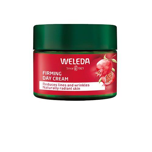 Oplev Weleda Pomegranate Firming Day Cream, en luksuriøs ansigtscreme designet til at give din hud en fast og ungdommelig glød. Beriget med granatæbleekstrakt og naturlige olier, hjælper denne dagcreme med at genoprette hudens elasticitet og beskytte mod miljøpåvirkninger. Den lette formel trænger hurtigt ind uden at fede, og efterlader huden blød og hydratiseret hele dagen. Cremen er perfekt til alle hudtyper, især til moden hud, der har brug for ekstra opstramning.

**Funktioner og fordele:**
- Opstrammende granatæbleekstrakt
- Intensiv fugtgivende formel
- Hurtigtabsorberende, ikke-fedtende
- Naturlige ingredienser
- Forbedrer hudens elasticitet
- Velegnet til daglig brug