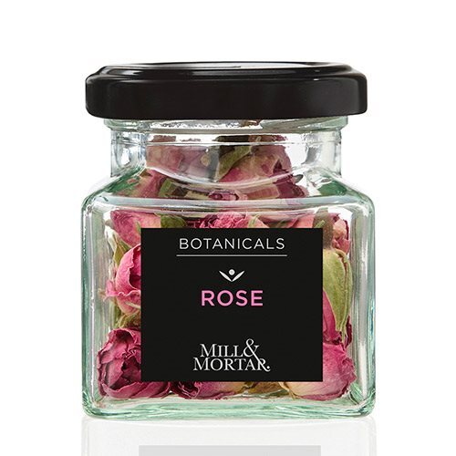 Oplev den skønne smag og duft af Rosenknopper Ø - 10 g fra Mill & Mortar. Disse hele, tørrede økologiske rosenknopper tilføjer et elegant touch til dine retter. Brug dem i friske salater for en farverig accent, på kager for et delikat udseende, eller som et aromatisk element i dine drinks. Rosenknopperne er ikke kun smukke; de er også en naturlig kilde til velvære. Giv dine måltider et luksuriøst præg med disse unikke blomster.

- Økologisk kvalitet
- Hele, tørrede rosenknopper
- Perfekte til salater og bagværk
- Ideelle til drinks og infusioner
- Giver en smuk præsentation
- Naturlig aroma og smag